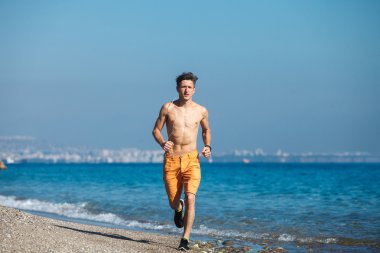 Güneş doğarken su üzerinde çalışan adam