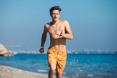 Güneş doğarken su üzerinde çalışan adam