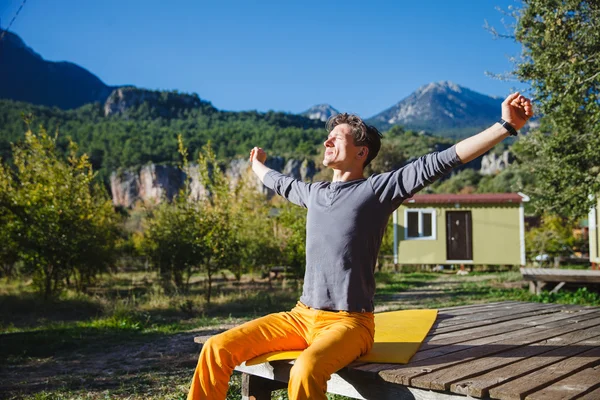 Freelancer trabajando en ordenador sobre el paisaje montañoso — Foto de Stock