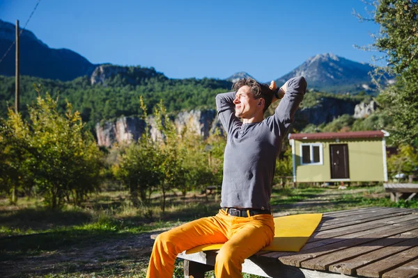 Freelancer werkt op computer via het berglandschap — Stockfoto