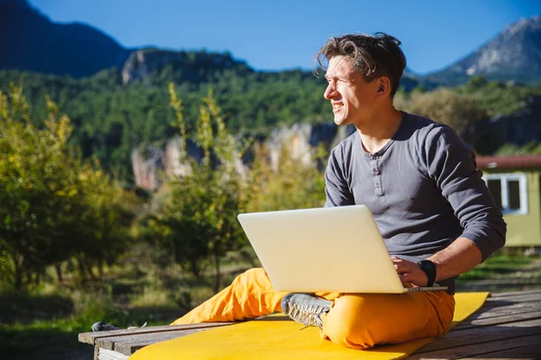 Freelancer pracuje na komputerze przez krajobraz górski — Zdjęcie stockowe