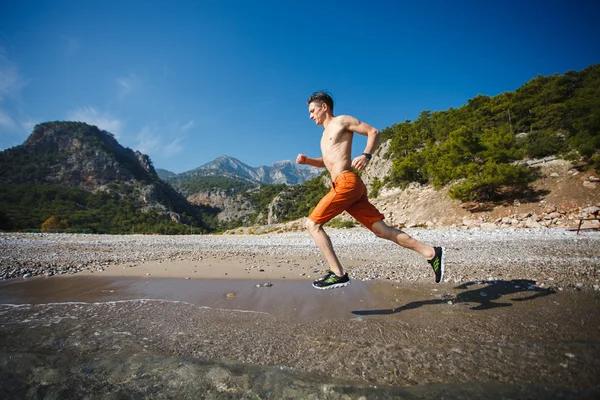 日の出水で走っている人 — ストック写真