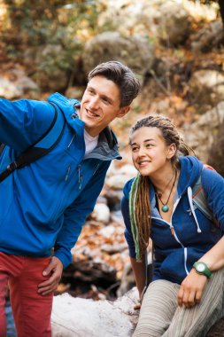 Çift ormanda hiking