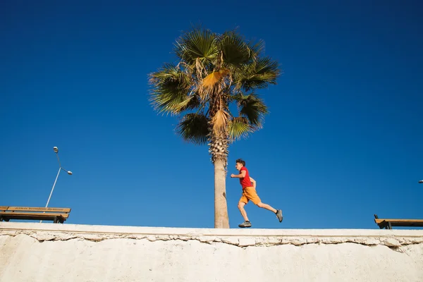 青い空を走っている人 — ストック写真