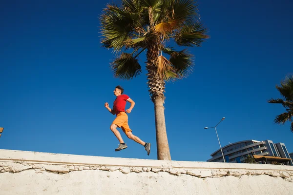 青い空を走っている人 — ストック写真