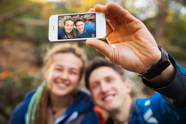 Couple hiking in the forest — Stock Photo, Image