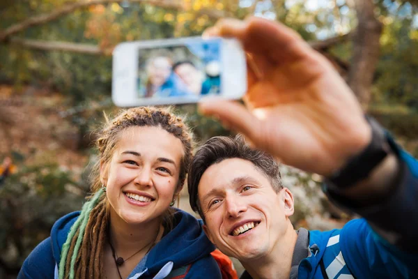 Pareja de senderismo en el bosque — Foto de Stock