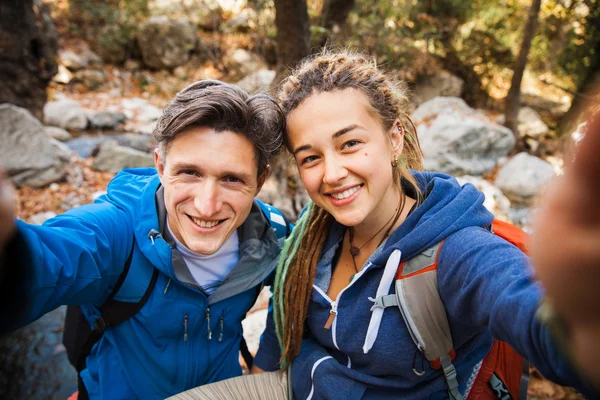 Pareja de senderismo en el bosque — Foto de Stock