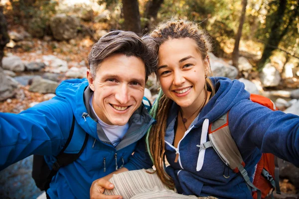 Couple hiking in the forest — Stock Photo, Image