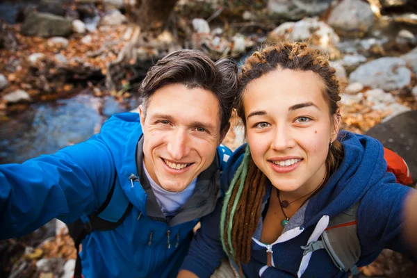 Pareja de senderismo en el bosque — Foto de Stock