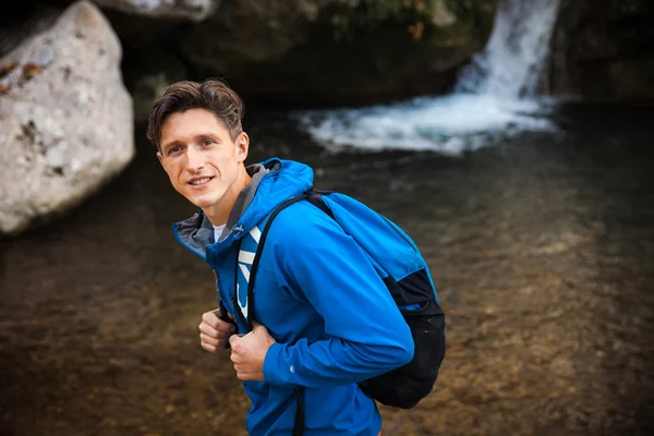 Homme randonnée dans la forêt — Photo