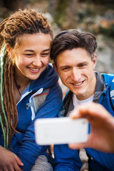 Couple hiking in the forest — Stock Photo, Image