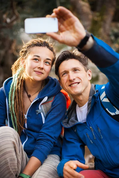 Pareja de senderismo en el bosque — Foto de Stock