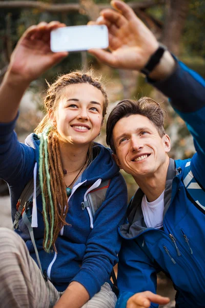 Pareja de senderismo en el bosque — Foto de Stock