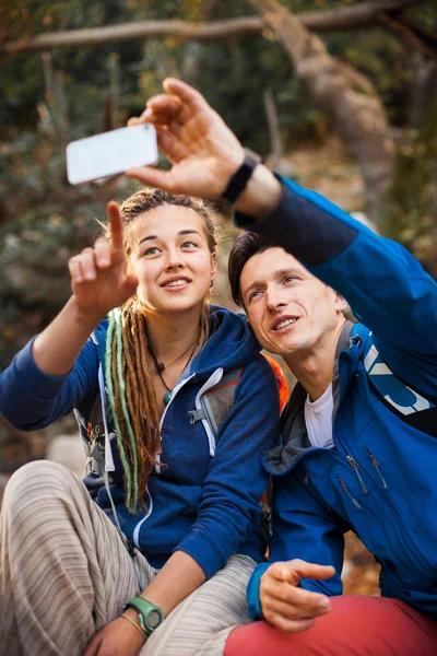 Pareja de senderismo en el bosque — Foto de Stock