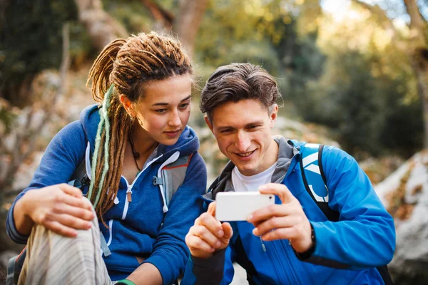 Casal caminhadas na floresta — Fotografia de Stock