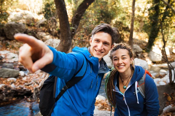 森林でのハイキングのカップル — ストック写真
