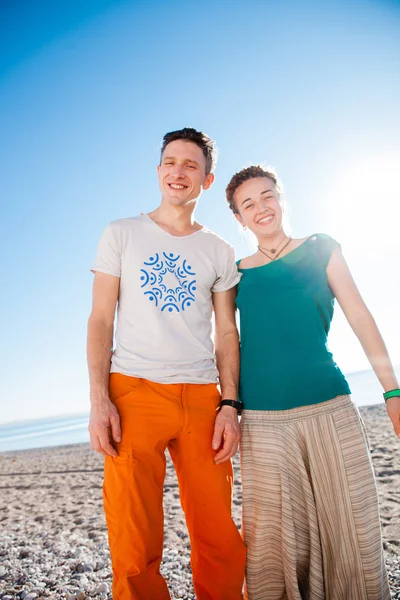 Pareja joven posando en la playa — Foto de Stock