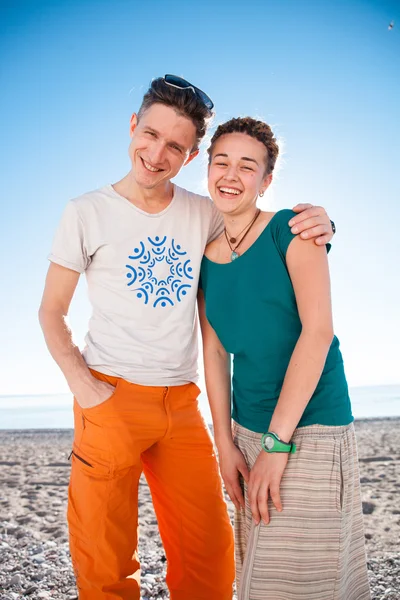 Junges Paar posiert am Strand — Stockfoto