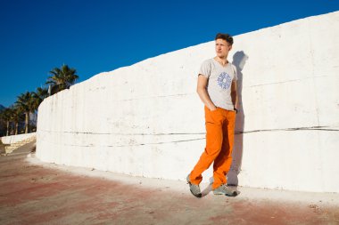 Adam gevşeme kaldırımlar üzerinde elde