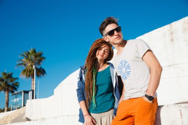 Kaldırımlar üzerinde genç Çift