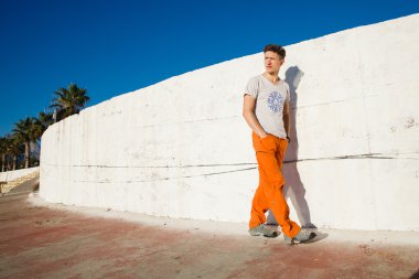 Adam gevşeme kaldırımlar üzerinde elde