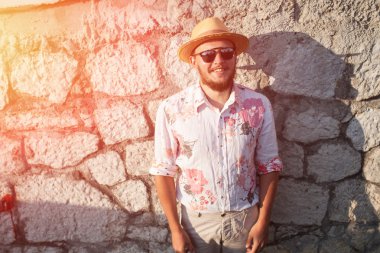 Küçük yaz şehirde erkek turist