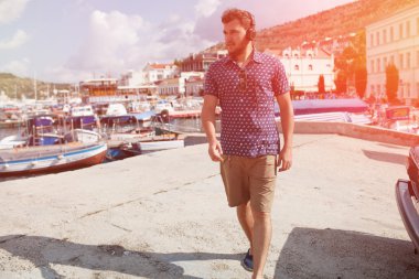 Deniz tarafından küçük yaz şehirde erkek turist