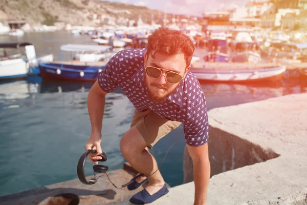 Мужской турист в маленьком летнем городке у моря — стоковое фото