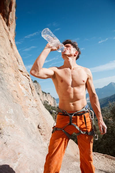 Escalador de roca beber agua sobre las montañas —  Fotos de Stock