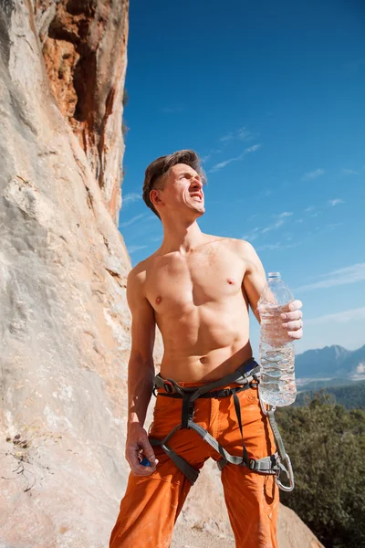 Escalador de roca beber agua sobre las montañas — Foto de Stock