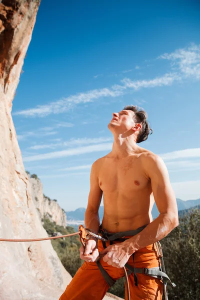 Rock climber holding belay rope over the mountains — Stock Photo, Image