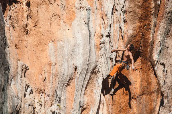 Bold choice - rock climbing — Stock Photo, Image