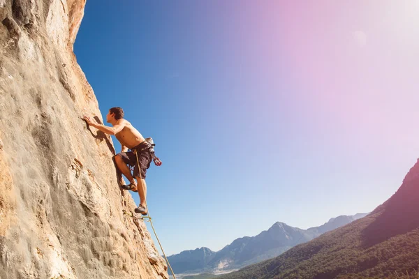 Homem alpinista na parede — Fotografia de Stock