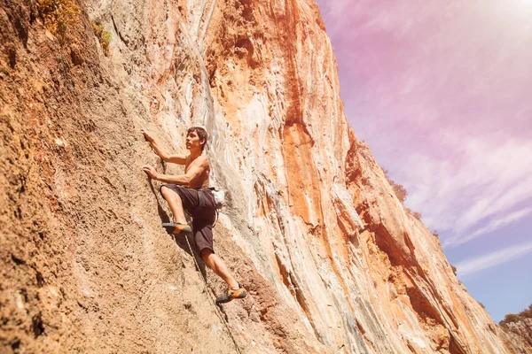 Hombre escalador de roca en la pared — Foto de Stock