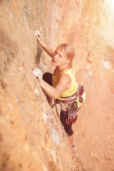Γυναικεία ροκ ορειβάτης στον τοίχο — Φωτογραφία Αρχείου