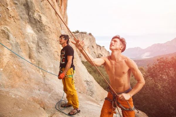 Two rock climbers on the cliff — Stock Photo, Image