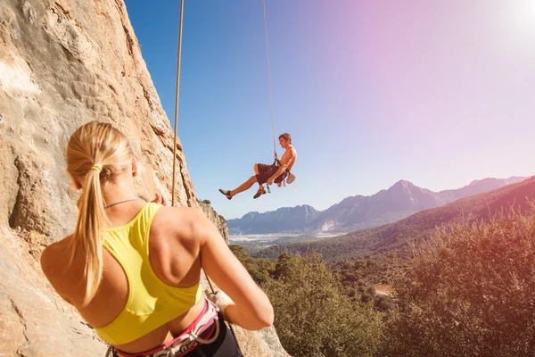 Couple of rock climbers on belay rope — Stock Photo, Image