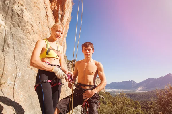 Pareja de escaladores en cuerda de argolla — Foto de Stock