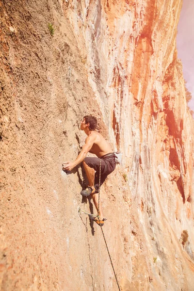 Αρσενικό ροκ ορειβάτης στον τοίχο — Φωτογραφία Αρχείου
