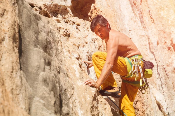 Ώριμα αρσενικά ροκ ορειβάτης στον τοίχο — Φωτογραφία Αρχείου
