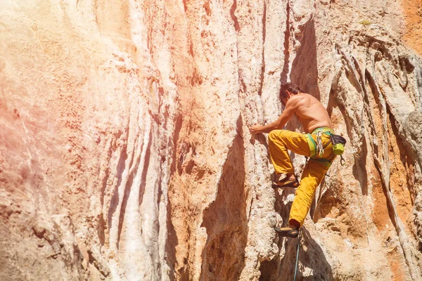 Volwassen mannelijke rock klimmer op de muur — Stockfoto