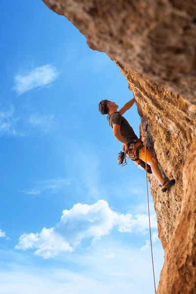Manliga rock klättrare på väggen — Stockfoto