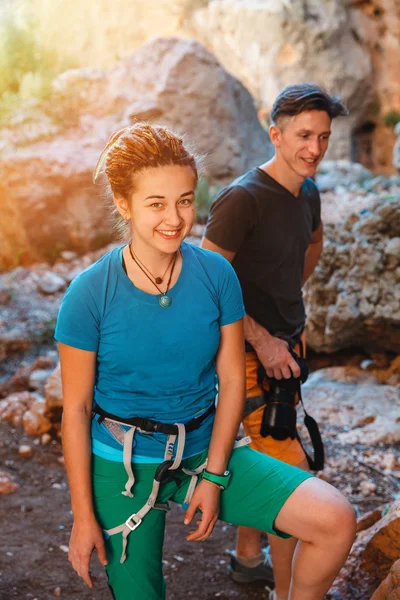 Pareja de jóvenes escaladores en la cueva — Foto de Stock
