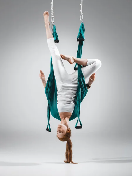 Yoga anti-gravité - Image en stock — Photo