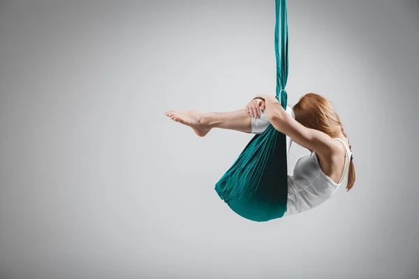 Antigravity Yoga - Stock beeld — Stockfoto