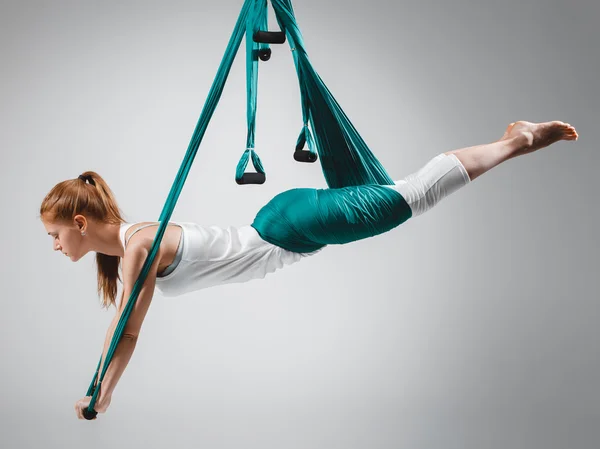 Antigravity Yoga - Stock beeld — Stockfoto