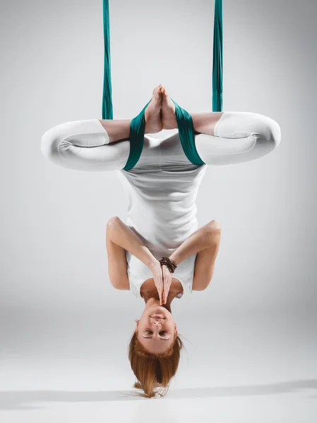 Yoga mot tyngdekraft - Bilde av lager stockbilde