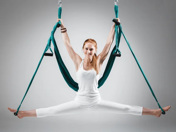 Antigravity Yoga - Stock beeld — Stockfoto