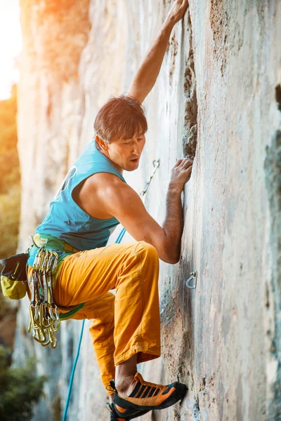 Rock climbing on vertical flat wall - Stock image — Stock Photo, Image